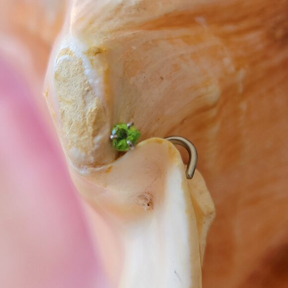 18G Green heart nose screw nostil piercing jewelry prong set CZ gem - Picture 3 of 5